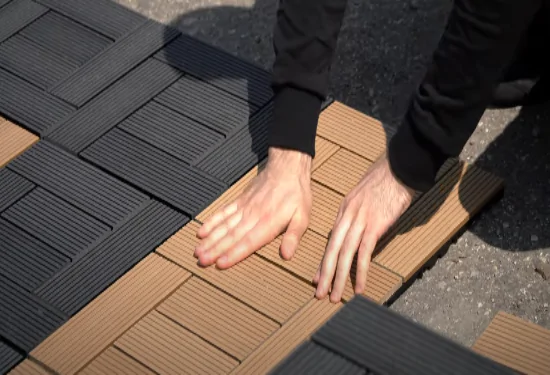 Укладка садового паркета ДПК